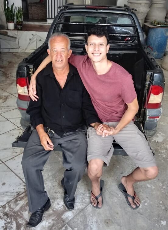 Nathan Henrique com seu pai na caminhonete strada